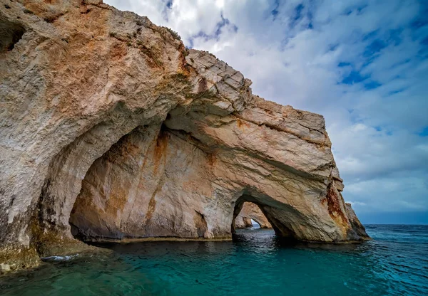Entrada de arco de piedra a una de las Cuevas Azules — Foto de Stock