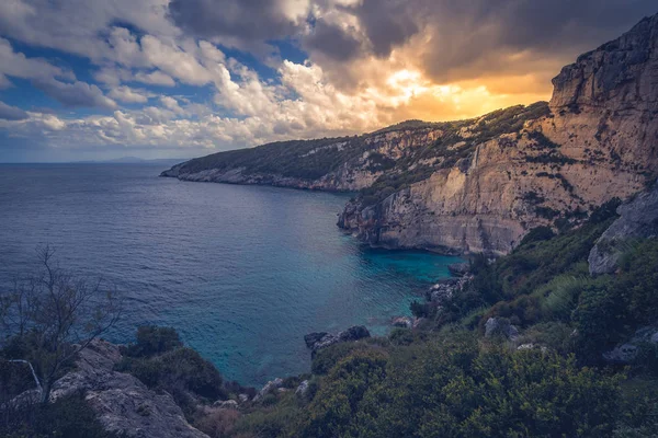 Skinari Burnu yakınlarındaki uçurumların manzarası