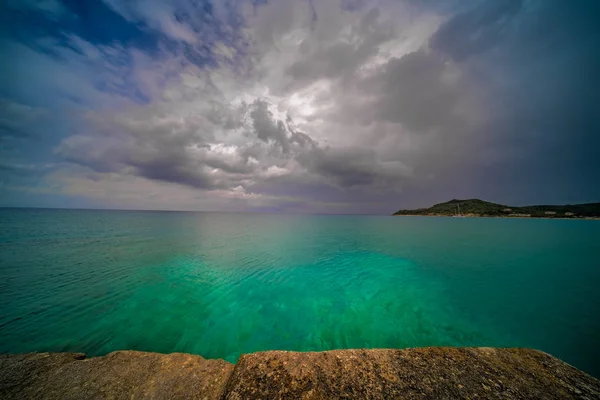Nubes tormentosas sobre la bahía de Alykes — Foto de Stock