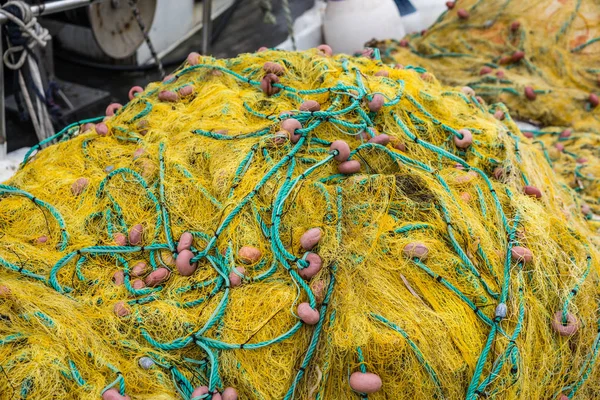 Redes de pesca de pescadores amarillos enredados —  Fotos de Stock