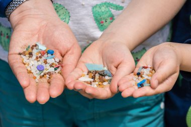 Sahilde toplanan küçük zararlı plastik mikroboncuklar