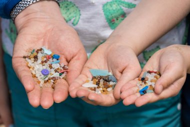 Sahilde toplanan küçük zararlı plastik mikroboncuklar