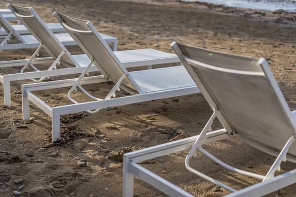 Tumbonas vacías de plástico blanco en la playa de Tsilivi —  Fotos de Stock