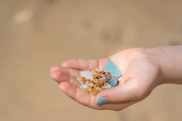 Niña sosteniendo diminutas microperlas de plástico dañino — Foto de Stock