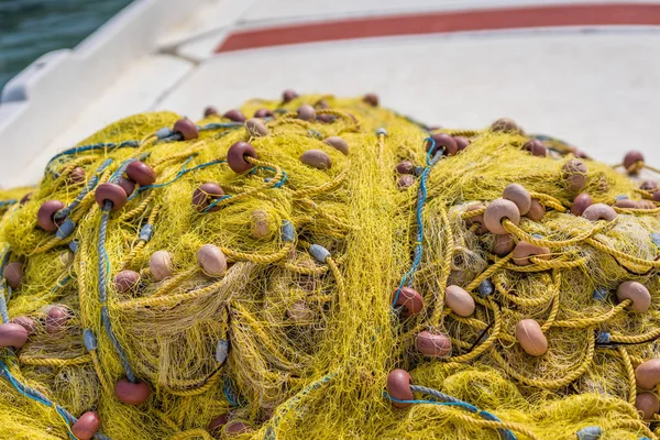 Montón de redes de pesca amarillas en un barco pesquero —  Fotos de Stock