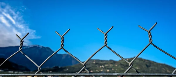 Detalle de una valla de malla metálica con cable — Foto de Stock