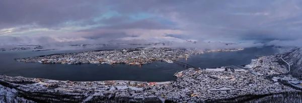 नॉर्वे में ट्रॉम्सो शहर का पैनोरामिक हवाई दृश्य — स्टॉक फ़ोटो, इमेज