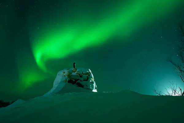 Aurora boreal fica acima da fronteira da Noruega com a Finlândia — Fotografia de Stock