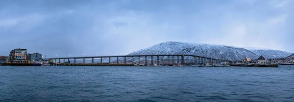 トロムソスンデット海峡を渡る有名なトロムソ橋 — ストック写真