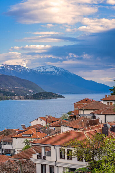 Вид на город и озеро

