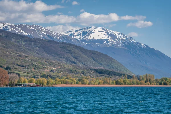 Picos cobertos de neve em torno do Lago Ohrid — Fotografia de Stock