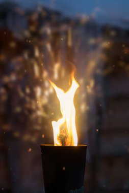 Metal meşale içinde yanan yangın