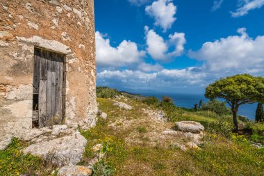Eski yel değirmeninin hasarlı ahşap kapı girişi