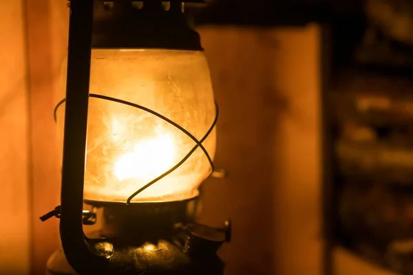 旧火点燃的煤油灯 — 图库照片