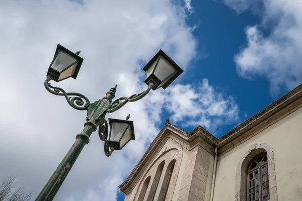 Candeeiro de três vias na frente de uma pequena igreja — Fotografia de Stock