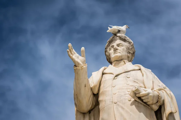 白鸟坐在迪奥尼西奥斯·索洛莫斯雕像顶部 — 图库照片