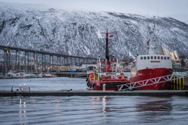 Kışın Tromso limanı