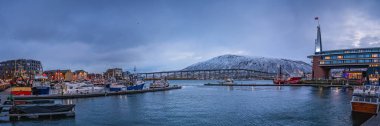 Tromsoysundet Boğazı ve Tromso Limanı arasında Tromso Köprüsü