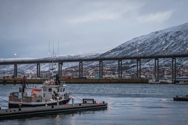 Ponte Tromso attraverso lo stretto di Tromsoysundet e il porto di Tromso — Foto Stock