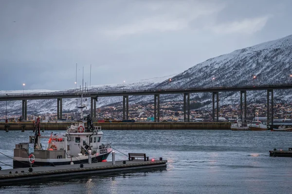 Tromso Bridge přes Tromsoysundet úžinu a přístav Tromso — Stock fotografie