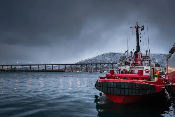Bateau de pêche au port et au port de Tromso — Photo