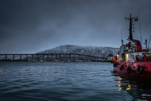 Barco de pesca no porto e porto em Tromso — Fotografia de Stock