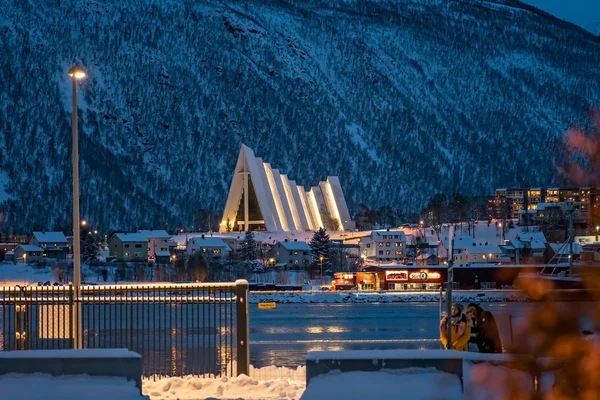 Tromso Harbour och Arctic Cathedral på natten — Stockfoto