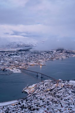 Kışın Tromso şehrinin havadan görünüşü