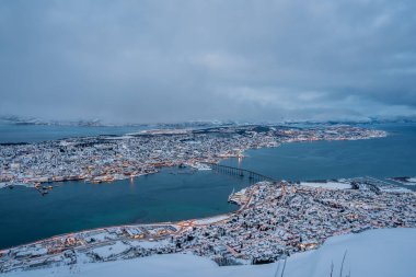 Kışın Tromso şehrinin havadan görünüşü