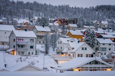 Tromso 'da kışın Hillside evleri