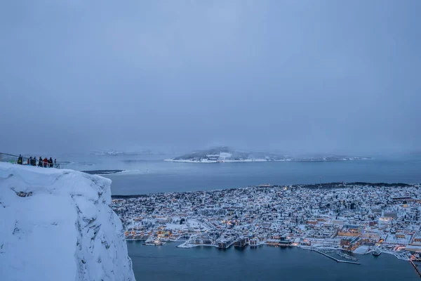 La gente ammira la vista della città di Tromso — Foto Stock