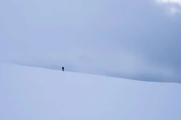 Trekker marchant vers le sommet de la montagne Storsteinen — Photo