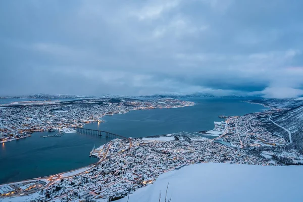 Luchtfoto naar de stad Tromso in de winter — Stockfoto