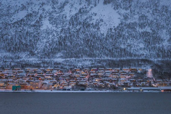 Woonhuizen op een heuvel in Tromso — Stockfoto