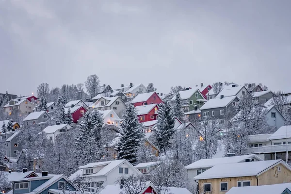 Casas en la ladera en Tromso en invierno —  Fotos de Stock