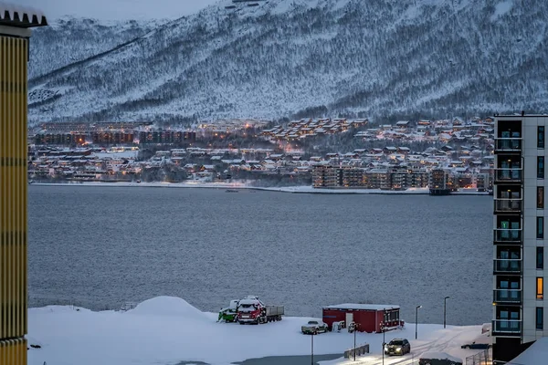 Residencial casas de encosta em Tromso — Fotografia de Stock