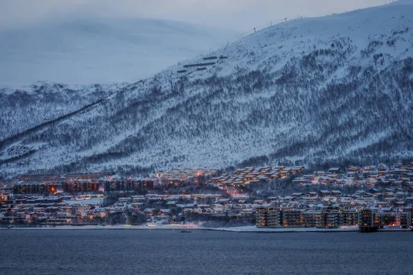 Mieszkalne domy na wzgórzach w Tromso — Zdjęcie stockowe