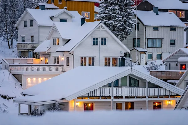 Casas en la ladera en Tromso en invierno —  Fotos de Stock