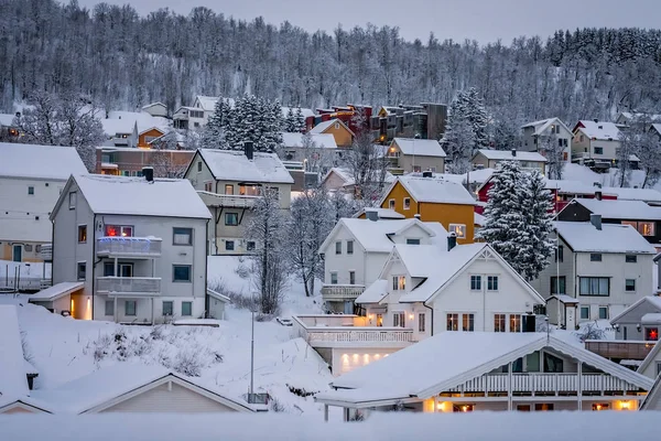 Casas en la ladera en Tromso en invierno —  Fotos de Stock