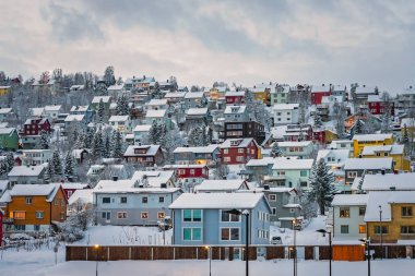 Tromso 'da kışın Hillside evleri