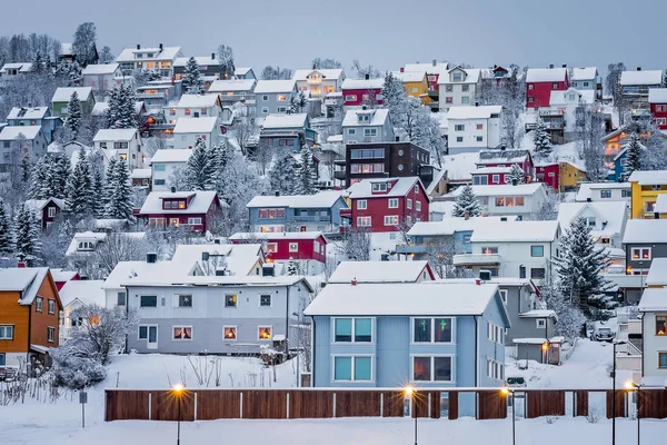 Tromso 'da kışın Hillside evleri