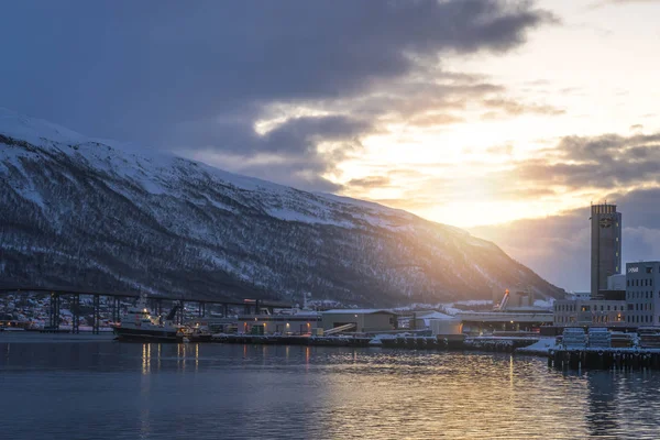 Port dans le détroit de Tromsoysundet dans le port de Tromso — Photo