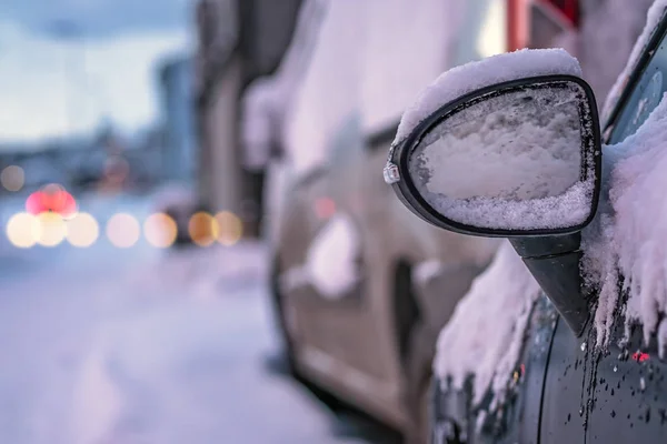 Close-up de um espelho de carro coberto de neve — Fotografia de Stock