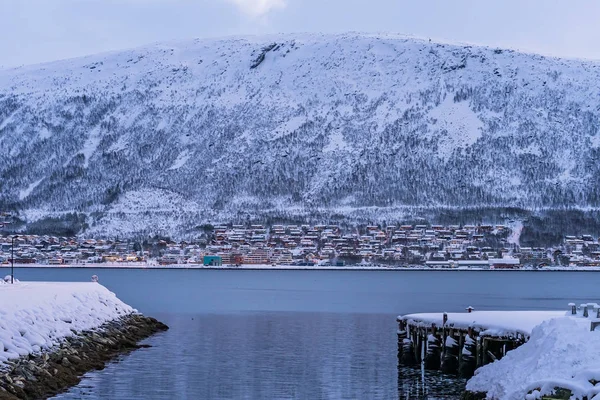 Maisons résidentielles à flanc de colline à Tromso — Photo