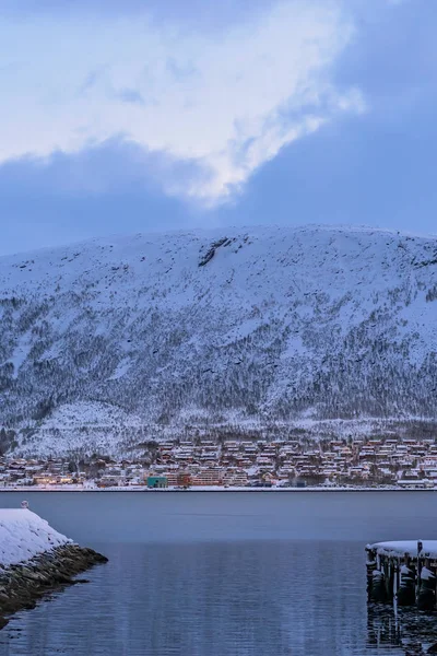 Domy na wzgórzu mieszkaniowym w Tromso — Zdjęcie stockowe