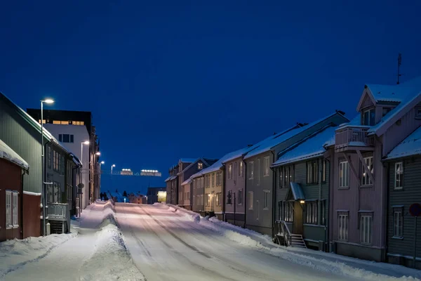 Calle residencial nevada vacía en Tromso al atardecer —  Fotos de Stock