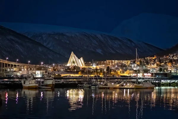 Tromsö hamn och Arktis domkyrka — Stockfoto