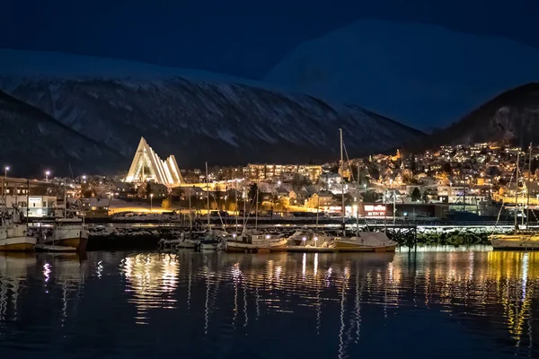 Der Hafen von Tromso und die arktische Kathedrale — Stockfoto
