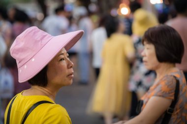 Pembe şapkalı Çinli kadın