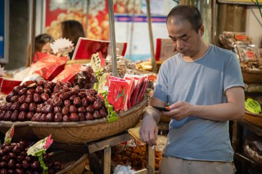 Xian Müslüman Mahallesi'nde meyve ve çerez satıcısı